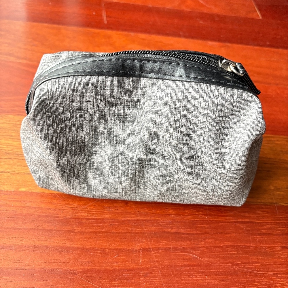 2 Tumi for Delta Airlines Amenity Travel Kits - Unisex - Picture 8 of 13